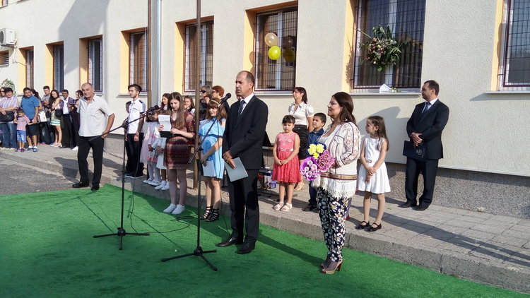 Областният управител посрещна първия звънец в СУ  „Йордан Йовков” 