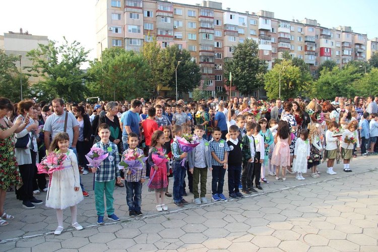 Алековци започват учебната година със 121 нови ученици