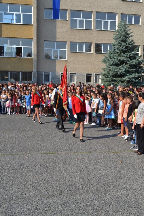 Хари Потър въведе първокласниците на „Славейков“