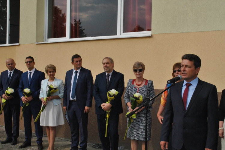 Стар и нов директор поздравиха учениците в Езиковата, морковите кът