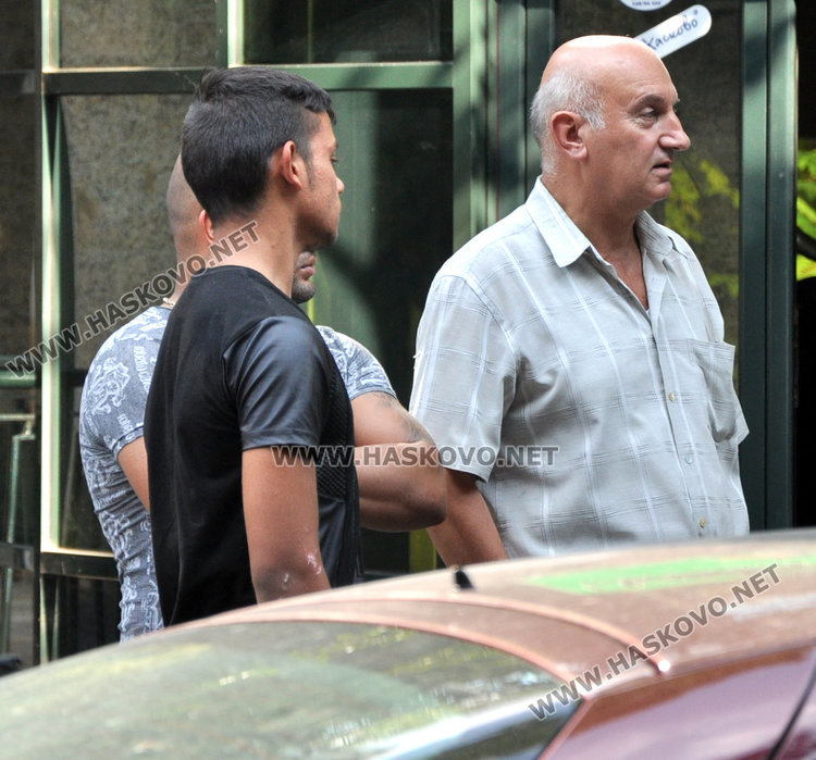 Два Нисана огънаха хасковски адвокат до Пощата