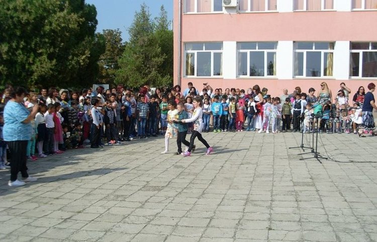 24 първокласници посрещна ОУ "Св.Св.Кирил и Методий" в квартал Черноконево в първия учебен ден