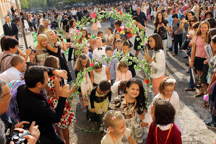 "Йовков&ldquo; посрещна своите ученици, прага прекрачиха 95 първокласници