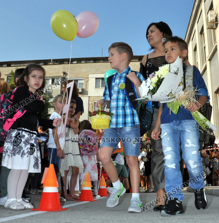 101 първолаци получиха ключа на знанието в „Климент“