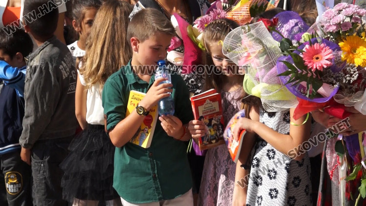 Стотици книги дариха родители и ученици за първия учебен ден в СОУ "Св.св. Кирил и Методий"