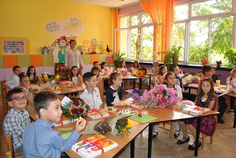 С тържество дадоха старт на учебната година в ОУ "П.Славейков"