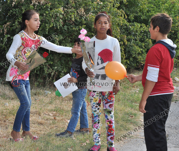 Цветя за 15-ти септември и в училище " Раковски"