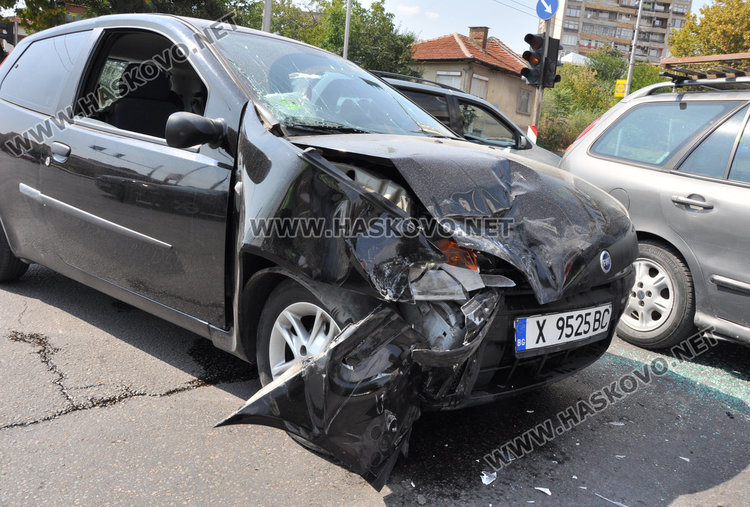 77-годишен шофьор на чашка  засече Фиат на кръстовище