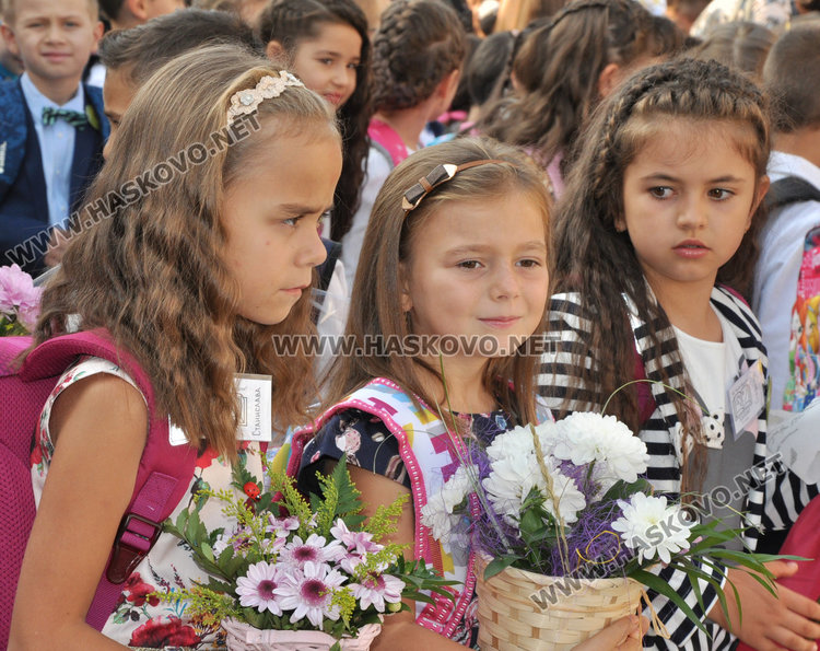 101 първолаци получиха ключа на знанието в „Климент“