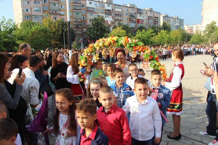 Алековци започват учебната година със 121 нови ученици