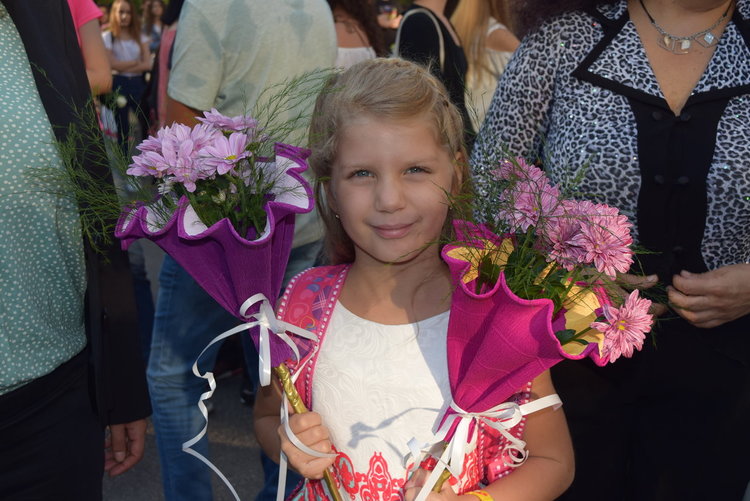 С вдигате на трибагреника започна първия учебен ден,14896 деца влязоха в класните стаи в областта