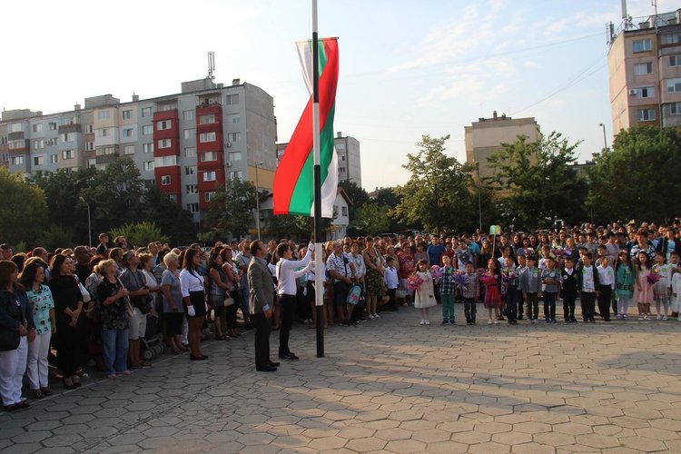 Алековци започват учебната година със 121 нови ученици