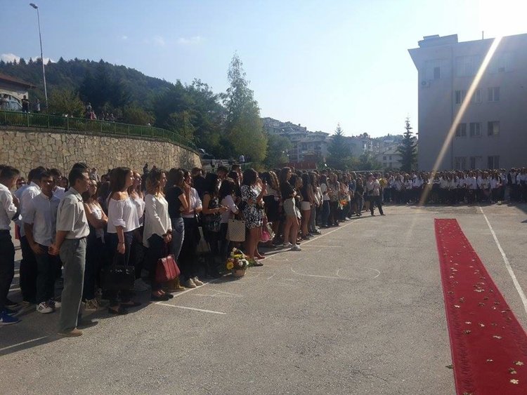 Прагът на училищата в област Смолян днес прекрачиха 9 976 ученика, 938 от тях са първокласници