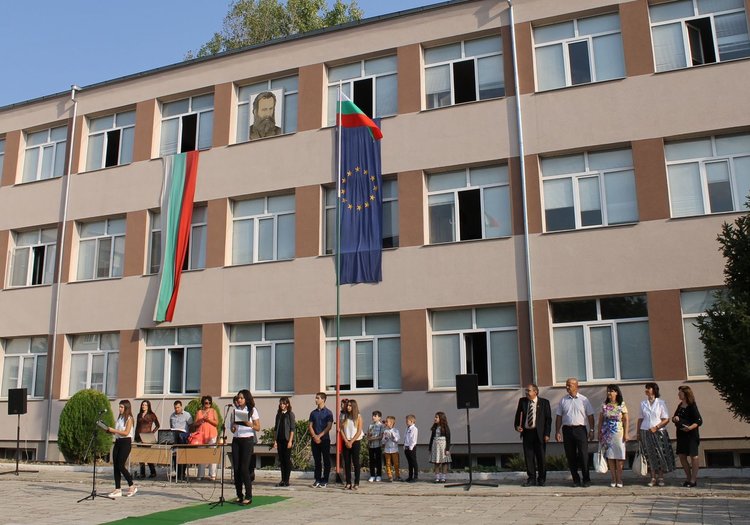 64 първокласници прекрачиха прага на СУ "Любен Каравелов"