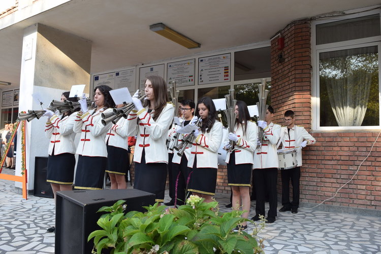 С вдигате на трибагреника започна първия учебен ден,14896 деца влязоха в класните стаи в областта