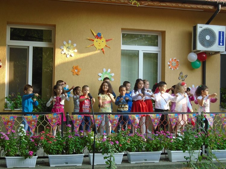 2120 ученици влизат в клас