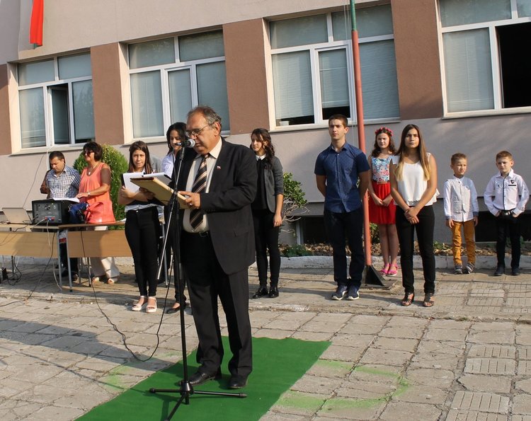 В словото си директорът Валентин Христов подчерта, че започва 59 -тата учебна година за възпитаниците на СУ "Л.Каравелов"