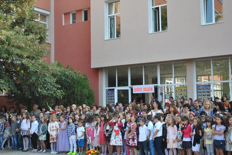С тържество дадоха старт на учебната година в ОУ "П.Славейков"
