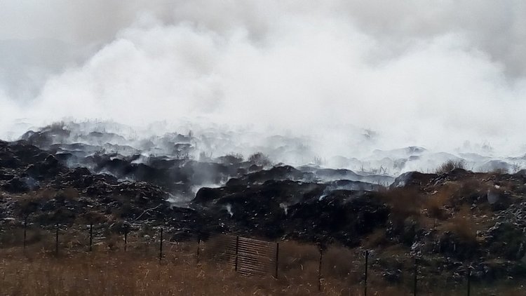 Разпоредиха спешни мерки за обезопасяване на горящото сметище край Вишеград