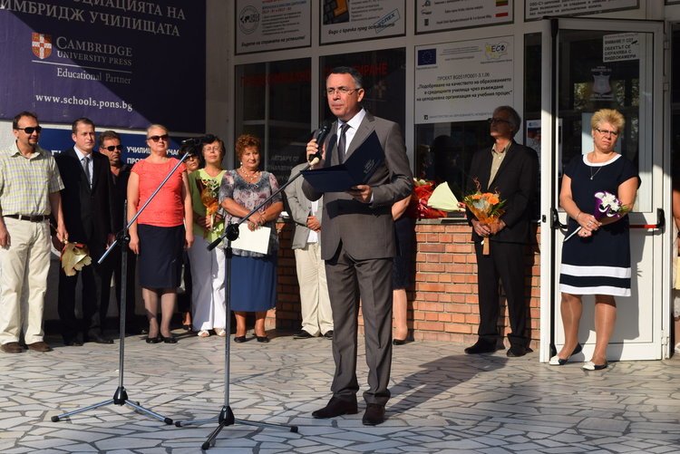 С вдигате на трибагреника започна първия учебен ден,14896 деца влязоха в класните стаи в областта