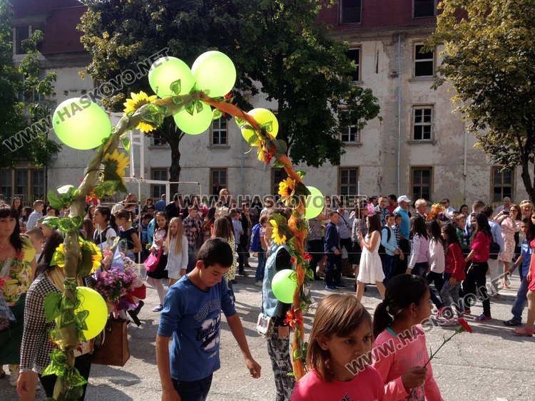 Стотици книги дариха родители и ученици за първия учебен ден в СОУ "Св.св. Кирил и Методий"
