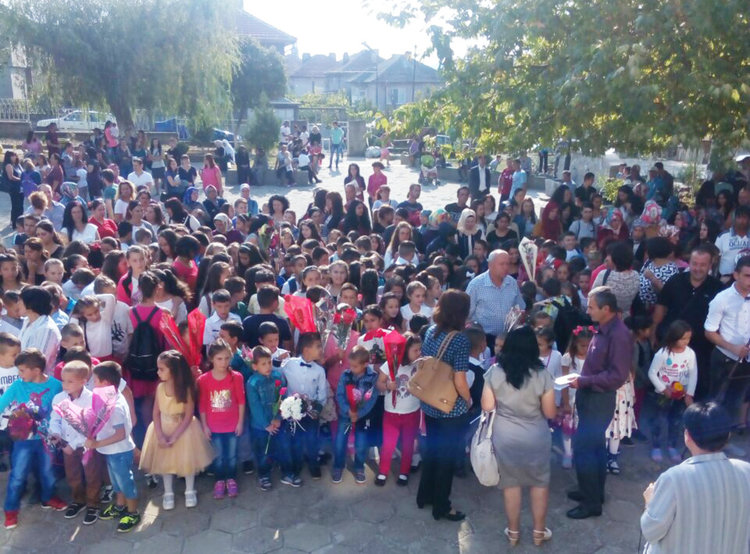 Всеки първолак в Кирково получи раница и книжка, подарък от кмета