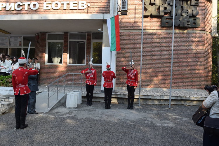 С вдигате на трибагреника започна първия учебен ден,14896 деца влязоха в класните стаи в областта