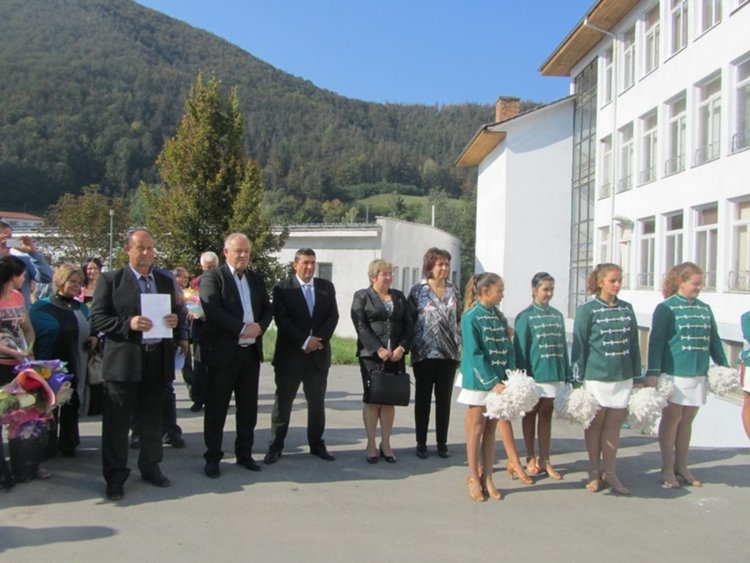 Кметът Мелемов и областният управител Славов откриха новата учебна година в Смилян 