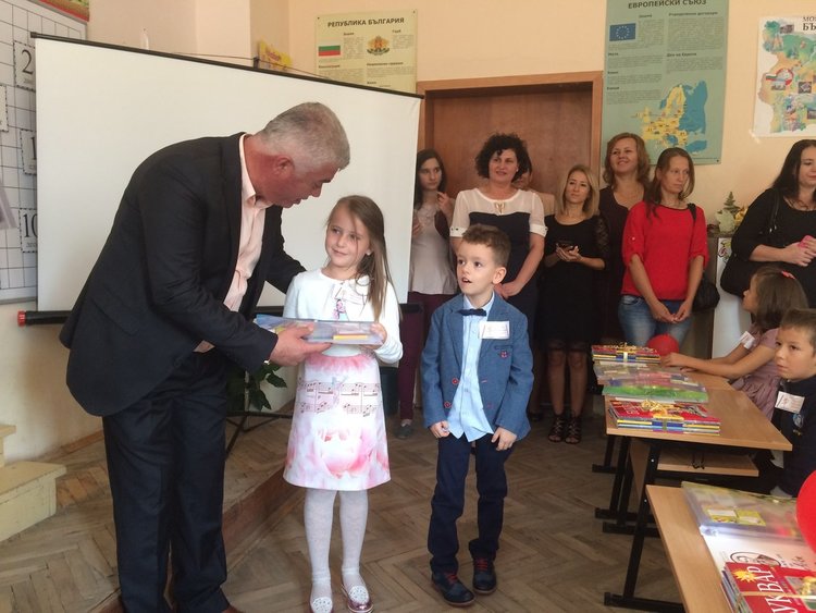 Първи звънец за учениците от Момчилград