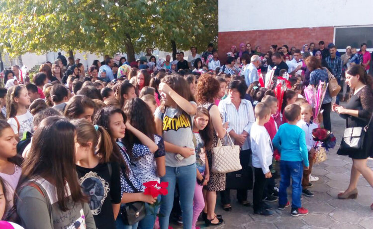 Всеки първолак в Кирково получи раница и книжка, подарък от кмета