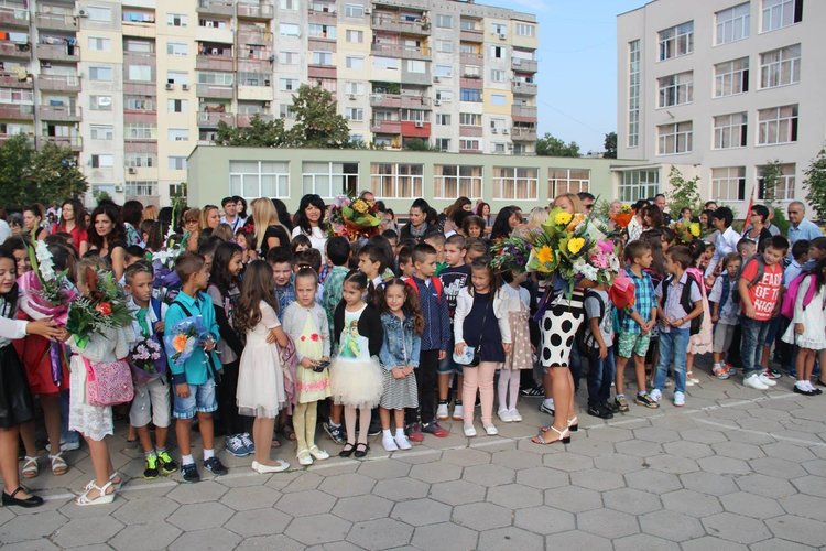 Алековци започват учебната година със 121 нови ученици