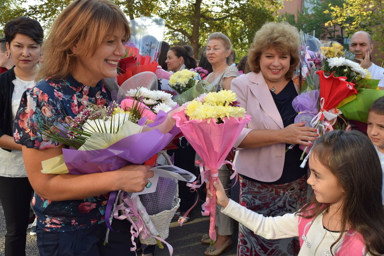 С вдигате на трибагреника започна първия учебен ден,14896 деца влязоха в класните стаи в областта