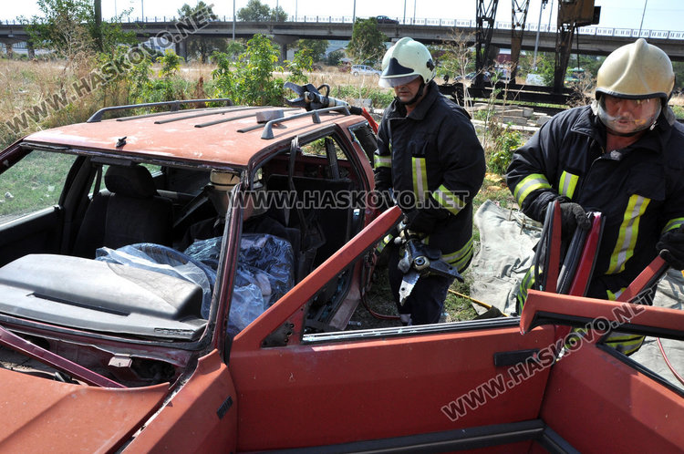 По учебник: пожарникари извадиха пострадал от смачкана кола