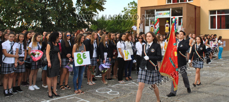 Стар и нов директор поздравиха учениците в Езиковата, морковите кът