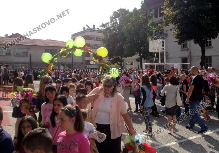 Стотици книги дариха родители и ученици за първия учебен ден в СОУ "Св.св. Кирил и Методий"