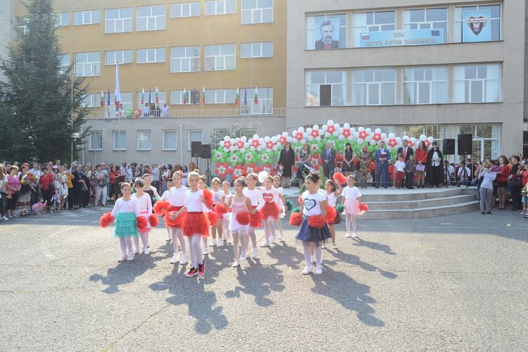 Хари Потър въведе първокласниците на „Славейков“