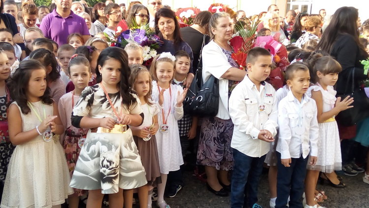 Областният управител посрещна първия звънец в СУ  „Йордан Йовков” 