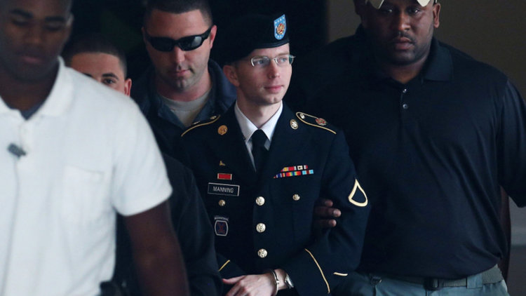 Информаторът на Уикилийкс прекрати гладната стачка