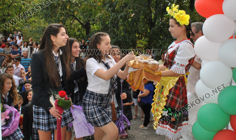 Стар и нов директор поздравиха учениците в Езиковата, морковите кът