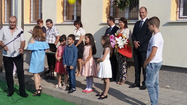 Областният управител посрещна първия звънец в СУ  „Йордан Йовков” 