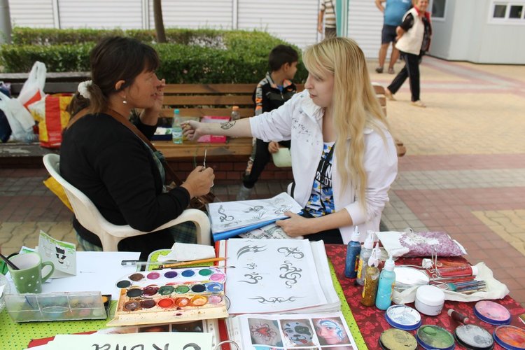 Временни татуровки с къна представя още панаира