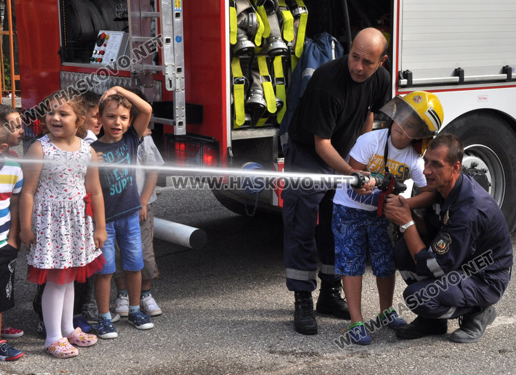 Пожарникари гасиха „Слънце“ пред погледите на 160 деца