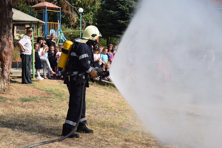 “Пожар“ в детска градина „Баба Тонка“,децата:Пожарникарите са много добри!