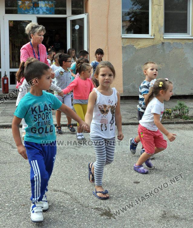 Пожарникари гасиха „Слънце“ пред погледите на 160 деца