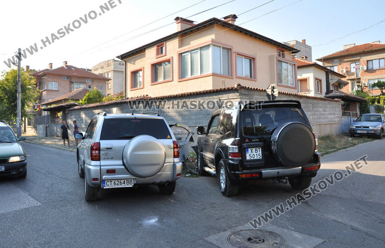 Казанлъшки джип отнесе хасковски на ул. “Македония” 