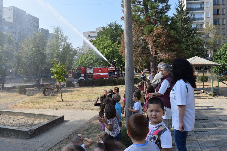 “Пожар“ в детска градина „Баба Тонка“,децата:Пожарникарите са много добри!