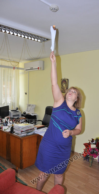 Директорът Ана Йорданова задейства пожароизвестителната система