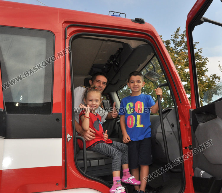 Пожарникари гасиха „Слънце“ пред погледите на 160 деца