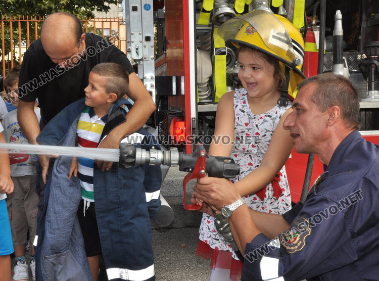 Пожарникари гасиха „Слънце“ пред погледите на 160 деца