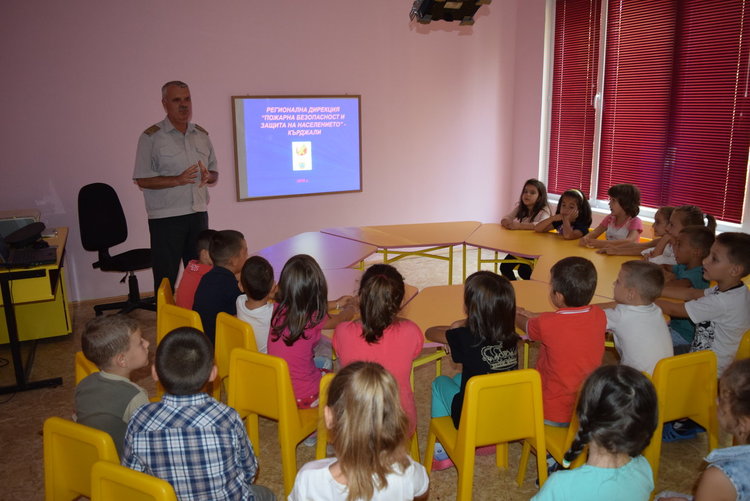 “Пожар“ в детска градина „Баба Тонка“,децата:Пожарникарите са много добри!